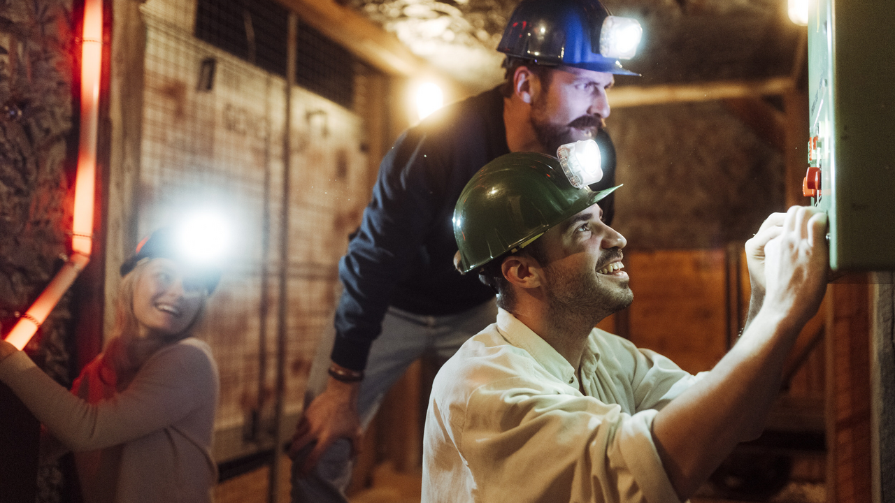Im Geheimgang erlebt ihr während einer Stunde eine spannende Geschichte, bei der ihr selbst Teil der Geschehnisse werdet und den Ausgang der Geschichte beeinflussen könnt. Es braucht Beobachtungsgabe, Geschicklichkeit und Zusammenarbeit. Teambuilding pur!