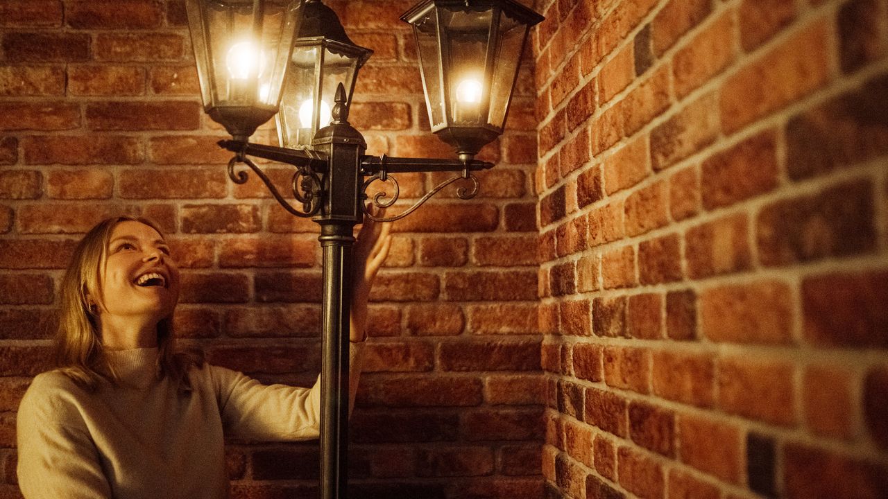 Im Geheimgang erlebt ihr während einer Stunde eine spannende Geschichte, bei der ihr selbst Teil der Geschehnisse werdet und den Ausgang der Geschichte beeinflussen könnt. Es braucht Beobachtungsgabe, Geschicklichkeit und Zusammenarbeit. Teambuilding pur!