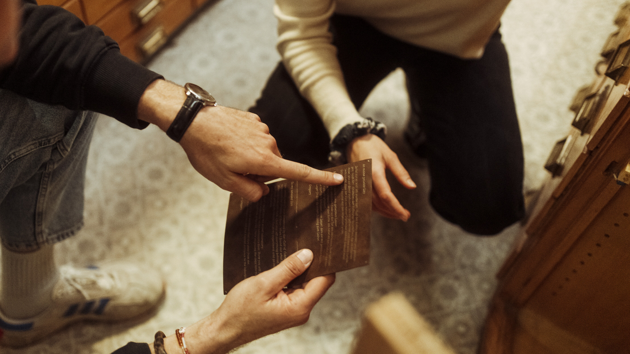 Im Geheimgang erlebt ihr während einer Stunde eine spannende Geschichte, bei der ihr selbst Teil der Geschehnisse werdet und den Ausgang der Geschichte beeinflussen könnt. Es braucht Beobachtungsgabe, Geschicklichkeit und Zusammenarbeit. Teambuilding pur!