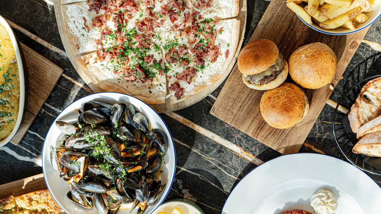 Genusstour Bern Wir haben eine grosse Leidenschaft für gutes Essen! Dabei geniessen wir die Besuche in unseren Lieblingsstädten und erkunden die kreative und sich stetig verändernde Gastronomieszene. Diese kulinarischen Erlebnisse möchten wir gerne mit Ihnen teilen – auf einer unserer Genusstouren.