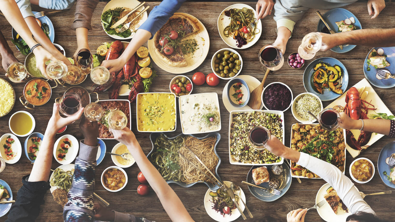 Genusstour Zürich Wir haben eine grosse Leidenschaft für gutes Essen! Dabei genießen wir die Besuche in unseren Lieblingsstädten und erkunden die kreative und sich stetig verändernde Gastronomieszene. Diese kulinarischen Erlebnisse möchten wir gerne mit Ihnen teilen – auf einer unserer Genusstouren.