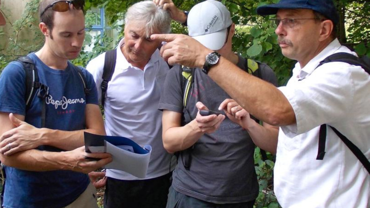 Geocaching und Kulinarik Beim Geocaching ist Teamwork gefragt. In kleinen Gruppen navigieren Sie mit GPS Geräten von Posten zu Posten und lösen an jeder Station knifflige Aufgaben. Das Ziel ist gemeinsam den Schatz zu finden. Der Schatz können Sie definieren. Zum Beispiel ein wohlverdientes, gemütliches Grillfest oder ein leckeres Nachtessen in einem tollen Restaurant. Eine erlebnisreiche Entdeckertour mit Spassfaktor.