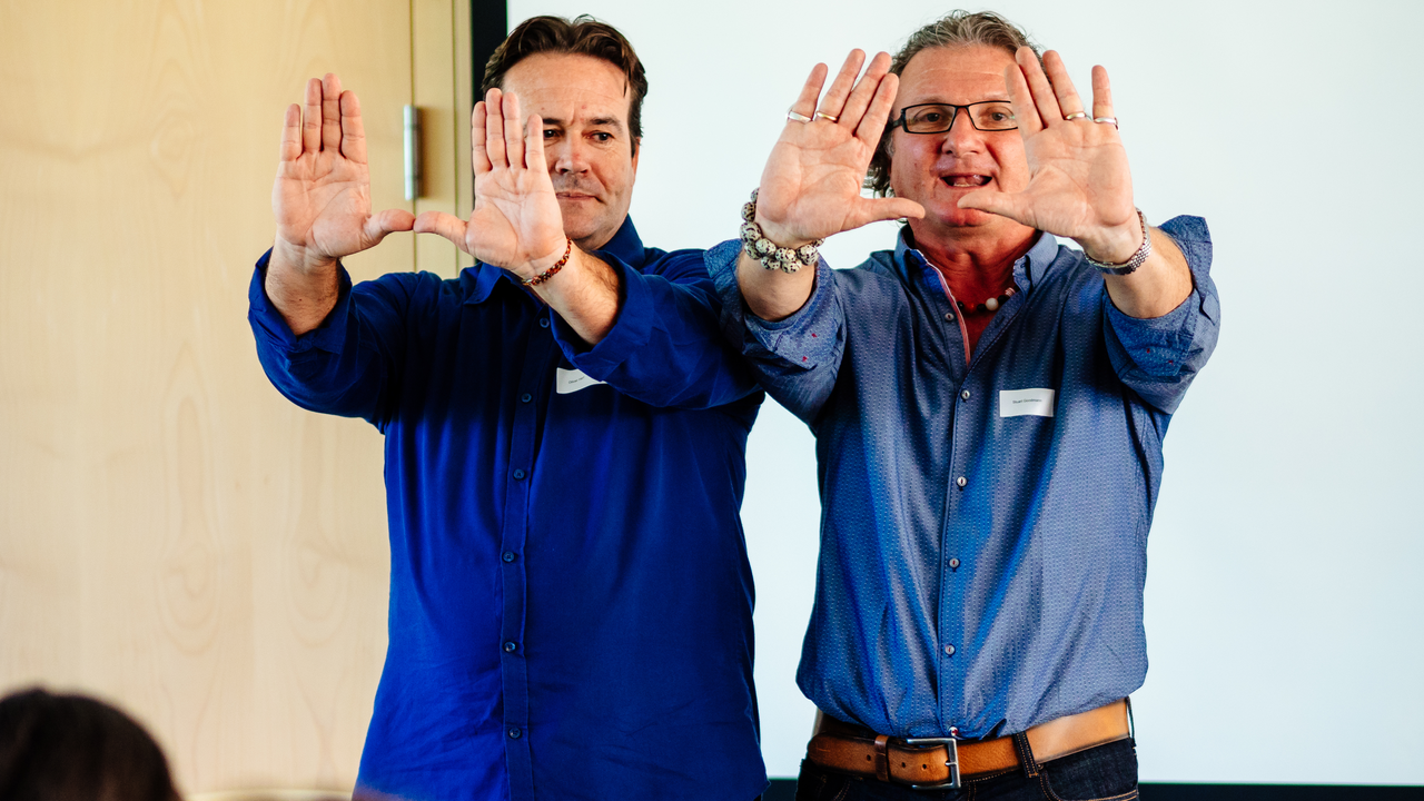 Gesichtlesen Teamworkshop Gesichtlesen ist ein hervorragendes Werkzeug für Teambildung, Motivation oder als Ice-Breaker verbunden mit jede Menge Spass. Ein idealer Mitarbeiter- und Geschäftsanlass mit hohem Erlebnisfaktor. Mit Gesichtlesen entdecken Sie die Welt mit anderen Augen!