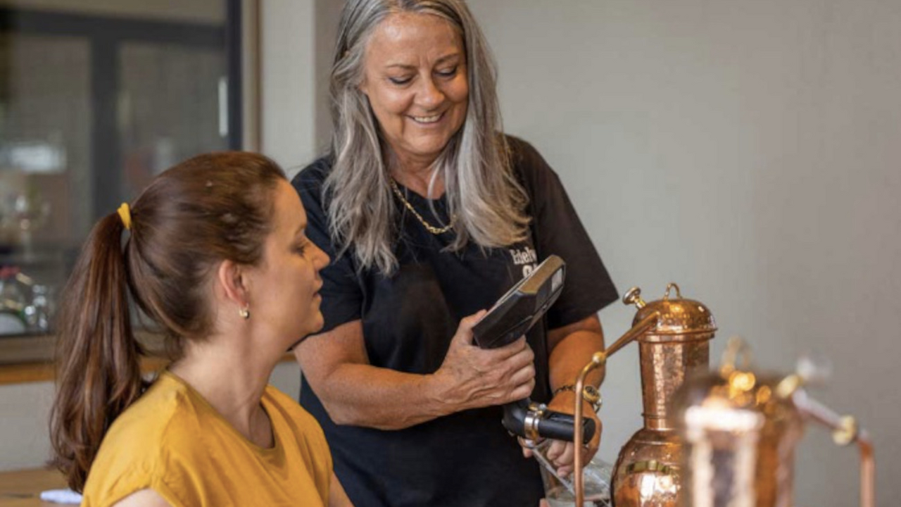 Besichtigung der Gin-Destillerie Entdecken Sie die Welt von unserem Emmentaler Gin und erfahren Sie, wie die Aromen der Botanicals in die Flasche kommen. Wir zeigen Ihnen in unserer Destillerie in Entlebuch, wie Gin destilliert wird und Sie können unseren Gin degustieren.