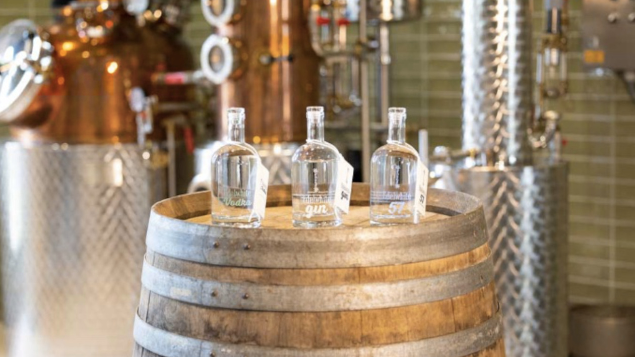 Entdecken Sie die Welt von unserem Emmentaler Gin und erfahren Sie, wie die Aromen der Botanicals in die Flasche kommen. Wir zeigen Ihnen in unserer Destillerie in Entlebuch, wie Gin destilliert wird und Sie können unseren Gin degustieren.