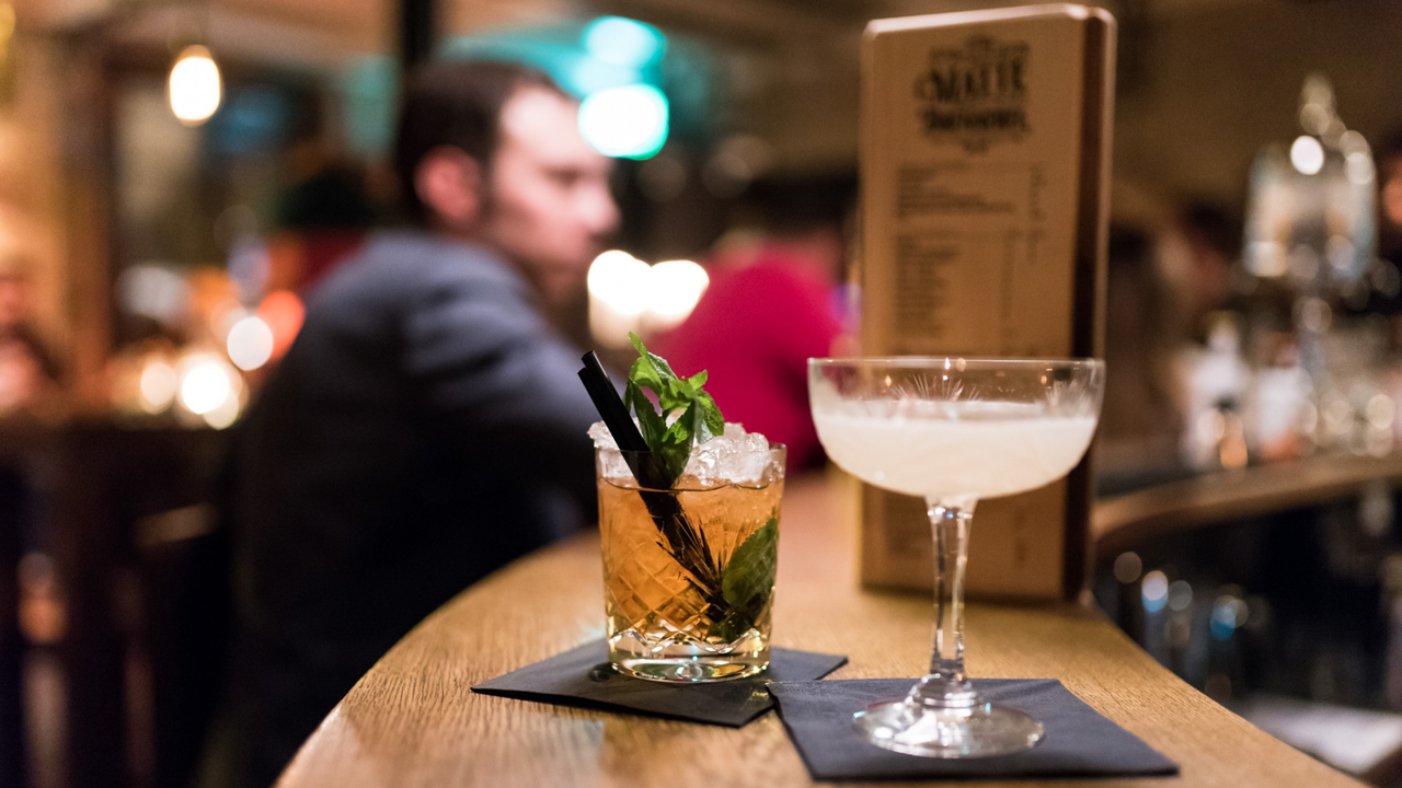 Gin Experience Der altbekannte Wachholderschnaps erlebt eine Renaissance sondergleichen. Mit seinen vielfältigen Aromen und «Botanicals» wird Gin trinken zum Erlebnis. Bei der «Gin Experience» lernen Teams die Berner Brennerei und ihre Produkte kennen. Gezeigt wird, wie die Spirituose hergestellt wird und mit welchen «Botanicals» sie arbeiten. Gemeinsam werden alle hauseigenen Gins degustiert und die Teilnehmenden lernen, wie sie leckere Drinks aus diesen herstellen können.