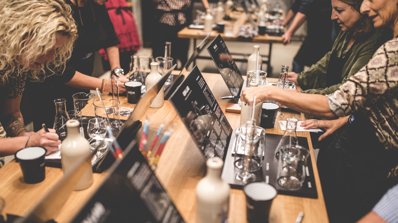 Gin Lab Nach einem Rundgang durch unsere Räumlichkeiten erhaltet ihr eine Einführung in die Kunst des Destillierens. Anschliessend kreiert ihr, gestärkt von warmen Häppchen und leckeren Drinks, mithilfe von 51 verschiedenen Botanicals euren ganz eigenen Gin. Jede Teilnehmerin und jeder Teilnehmer nimmt die persönlich kreierte Flasche in einer eleganten Geschenkbox mit nach Hause. Der Workshop kostet 180.- pro Person und wird ab 8 Teilnehmern durchgeführt. Für Gruppen gibt es weitere Angebote, stelle gerne eine Offertanfrage.