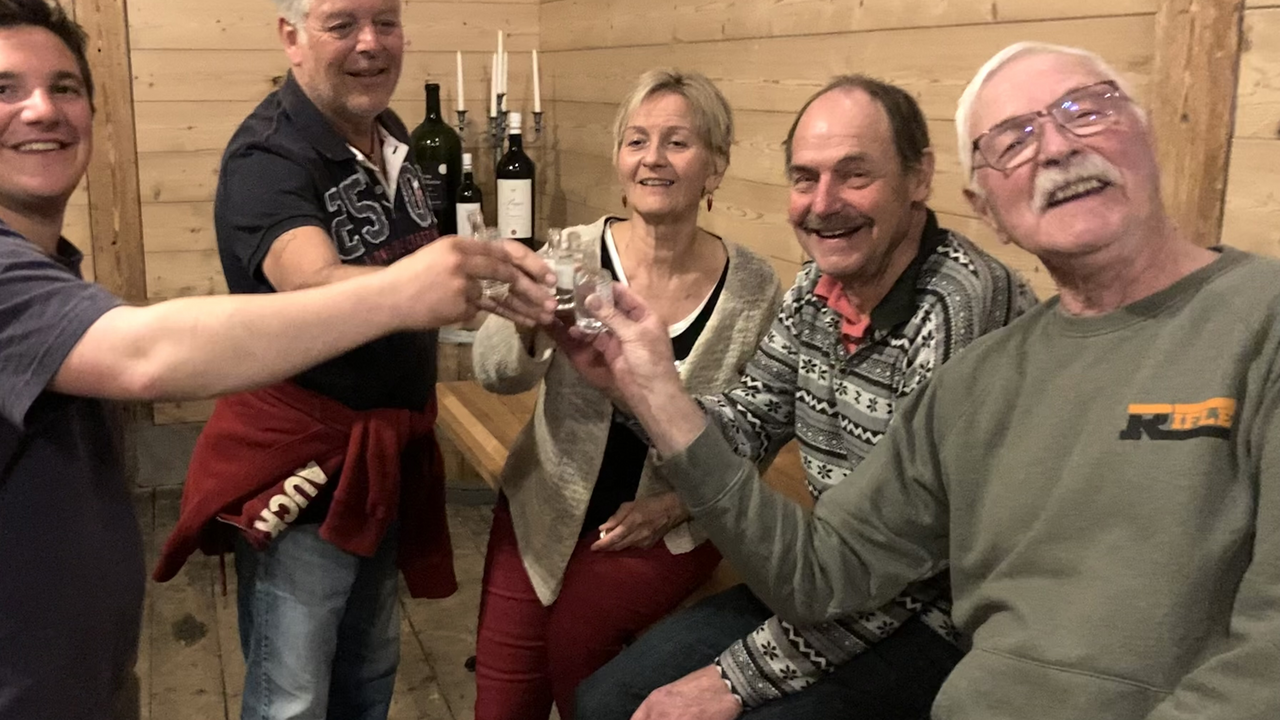 Als bekannteste Botschafterin gilt die Queen Mom, wie sie vornehm an ihrem Gläschen nippte. Zwischenzeitlich gibt es mehrere tausend Sorten Gin. Die Trendspirituose schlechthin. In Kleingruppen von 5 Personen kreieren Sie Ihren eigenen Gin und machen erste Schritte in die Kunst des Destillierens.