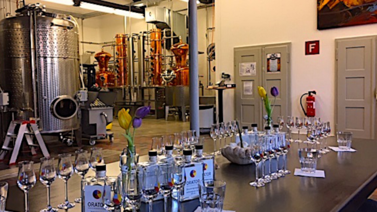 “Make Your Own Gin”: Erleben Sie die Destillerie zum Mitmachen - in den charmanten und kunstvollen Räumen können Sie Ihrer Kreativität freien Lauf lassen und eine angenehm offene Atmosphäre geniessen!
