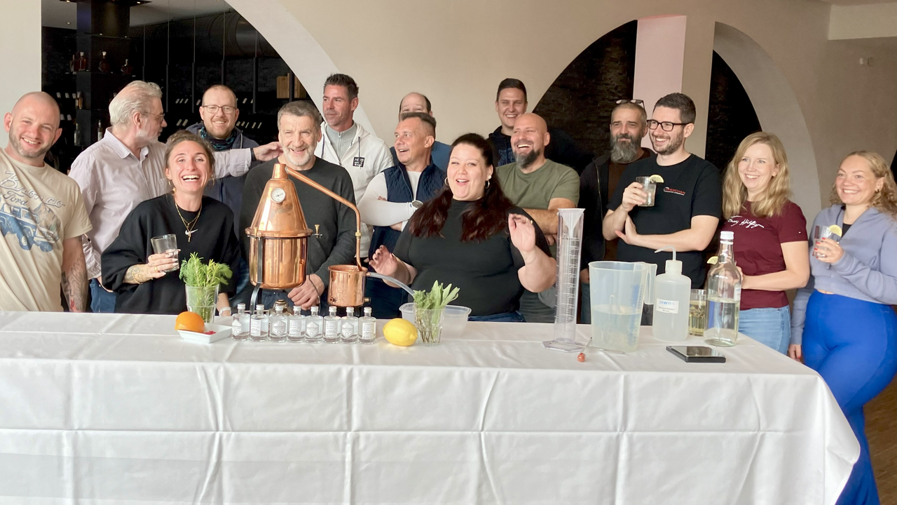 Als bekannteste Botschafterin gilt die Queen Mom, wie sie vornehm an ihrem Gläschen nippte. Zwischenzeitlich gibt es mehrere tausend Sorten Gin. Die Trendspirituose schlechthin. In Kleingruppen von 5 Personen kreieren Sie Ihren eigenen Gin und machen erste Schritte in die Kunst des Destillierens.