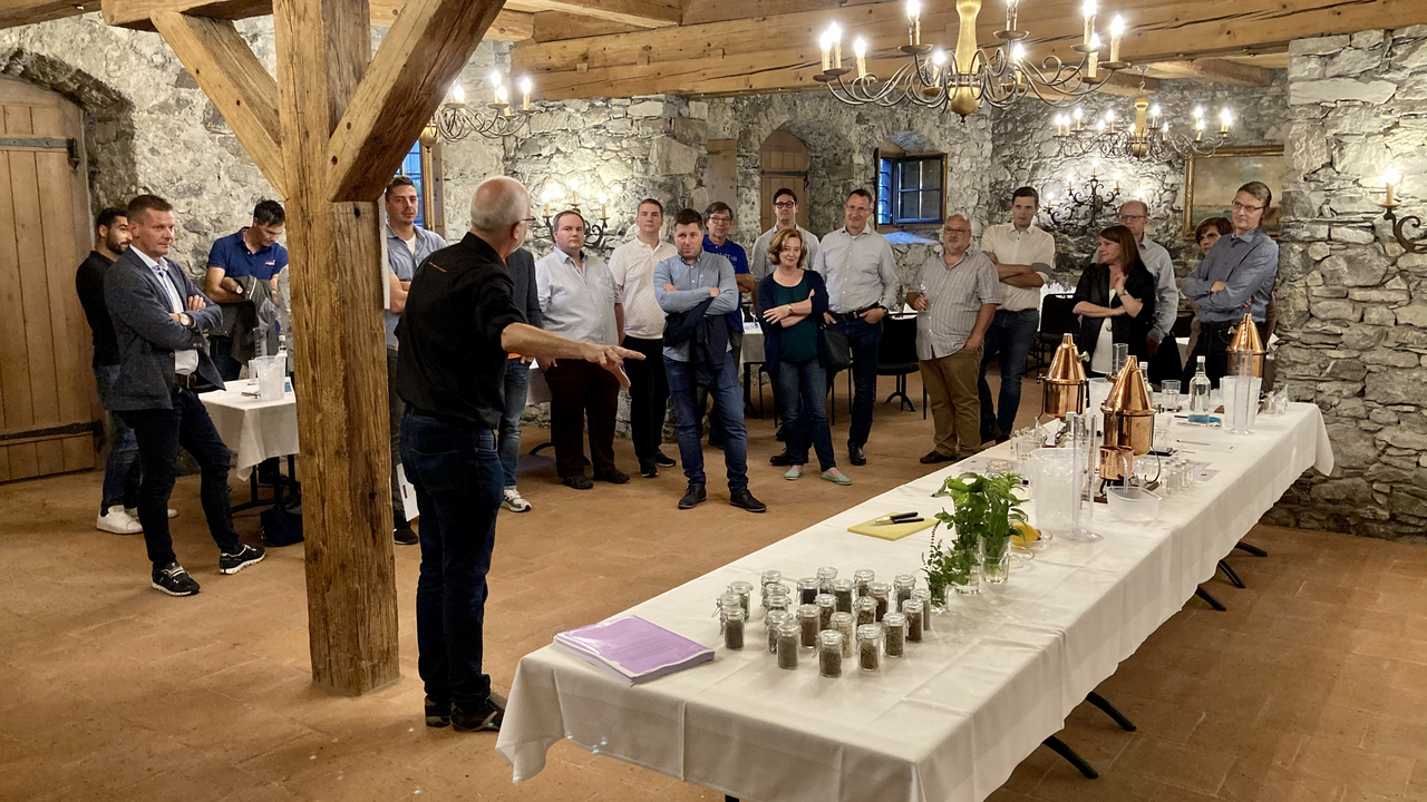 Als bekannteste Botschafterin gilt die Queen Mom, wie sie vornehm an ihrem Gläschen nippte. Zwischenzeitlich gibt es mehrere tausend Sorten Gin. Die Trendspirituose schlechthin. In Kleingruppen von 5 Personen kreieren Sie Ihren eigenen Gin und machen erste Schritte in die Kunst des Destillierens.
