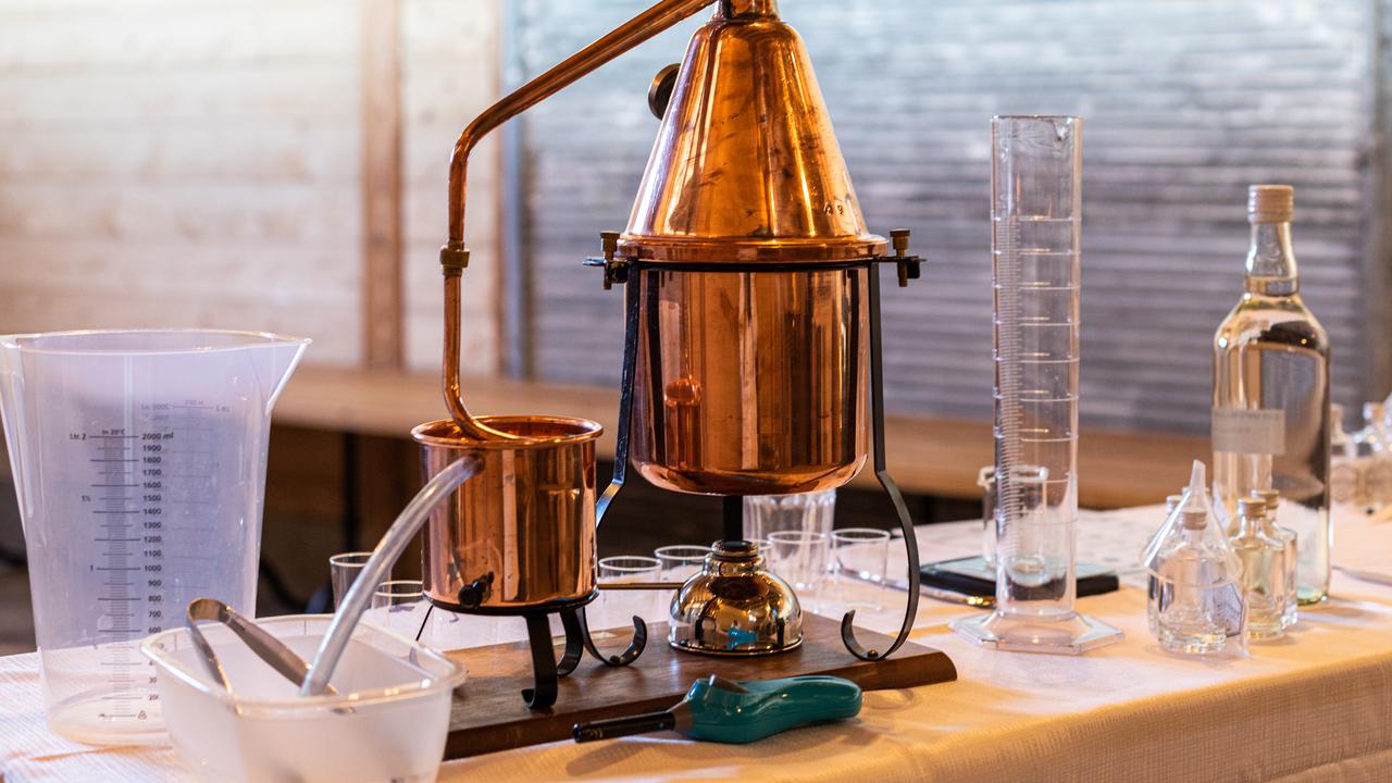Gin selber machen "Gin Gin" Als bekannteste Botschafterin gilt die Queen Mom, wie sie vornehm an ihrem Gläschen nippte. Zwischenzeitlich gibt es mehrere tausend Sorten Gin. Die Trendspirituose schlechthin. In Kleingruppen von 5 Personen kreieren Sie Ihren eigenen Gin und machen erste Schritte in die Kunst des Destillierens.