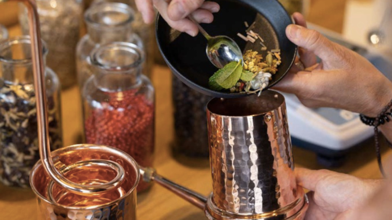 Gin-Workshop im Entlebuch Mögen Sie Ihren Gin zitronig und blumig oder doch lieber herb und scharf? Die Entscheidung liegt ganz bei Ihnen. Sie lernen, wie Sie mit den Botanicals Ihrer Wahl einen einzigartigen Gin herstellen können.