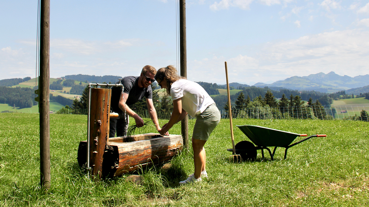 Glücklichmacher-Ausflug Muss der eigene Spass immer im Zentrum stehen? Unter dem Motto «Miteinander – Füreinander» im Team Gutes tun – das fördert Verbindung und Zusammenhalt ungemein. Bei einer Partner-Organisation kommt man zusammen, um vor Ort zu helfen und aktiv Hand anzulegen, hat dabei eine gute Zeit und wird mit dem Rund-um-Service bestens verpflegt und umsorgt. Die Einsätze können bauliche Themen, Hilfestellungen oder Zuwendungen umfassen. Den Event runden wir mit einem kleinen Erlebnisbericht ab, der sich bestens in der Firmenzeitung oder den New York Times macht.
