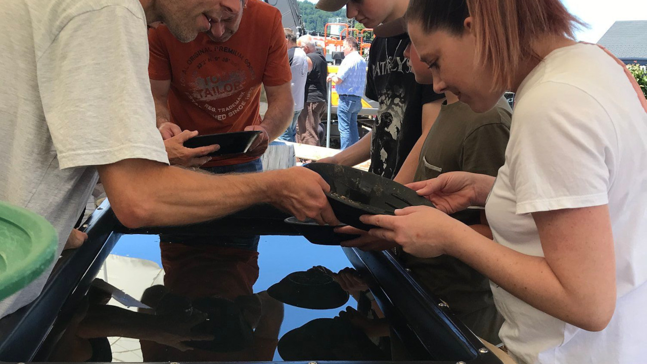 Goldwasch Events Erlernen Sie den sicheren Umgang mit der Waschpfanne von langjährigen Goldwäschern. Nebst der wichtigen Theorie, wird viel gewaschen und bald werden Sie den Erfolg in Ihrer Waschpfanne sehen. Gerne organisieren wir ihnen einen Goldwasch Event für Ihren Firmenanlass oder Familienfest. Ob mit einem ausgiebigen Catering oder nur mit kleinen Snacks, fragen Sie uns unverbindlich an. Auch Schulklassen sind willkommen.