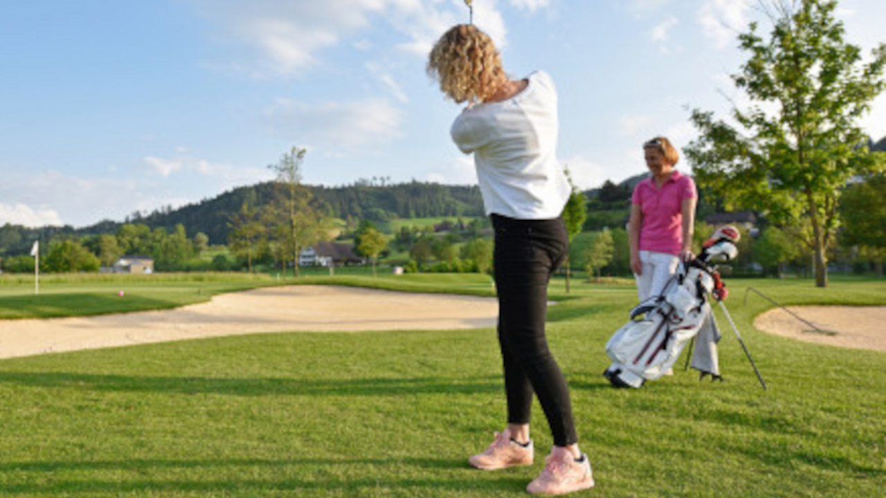 Golf Event für Ihr Team Golf verbindet Menschen und schafft unvergessliche Momente. Ob Sportskanone oder Bewegungsmuffel – Golf verleiht Flügel. Und gibt Muskelkater! Bei uns findest Sie eine coole Location für einen Ausflug mit Ihrem Team oder einen Kunden-Event. Gerne machen wir Ihnen einen pfiffigen Vorschlag.