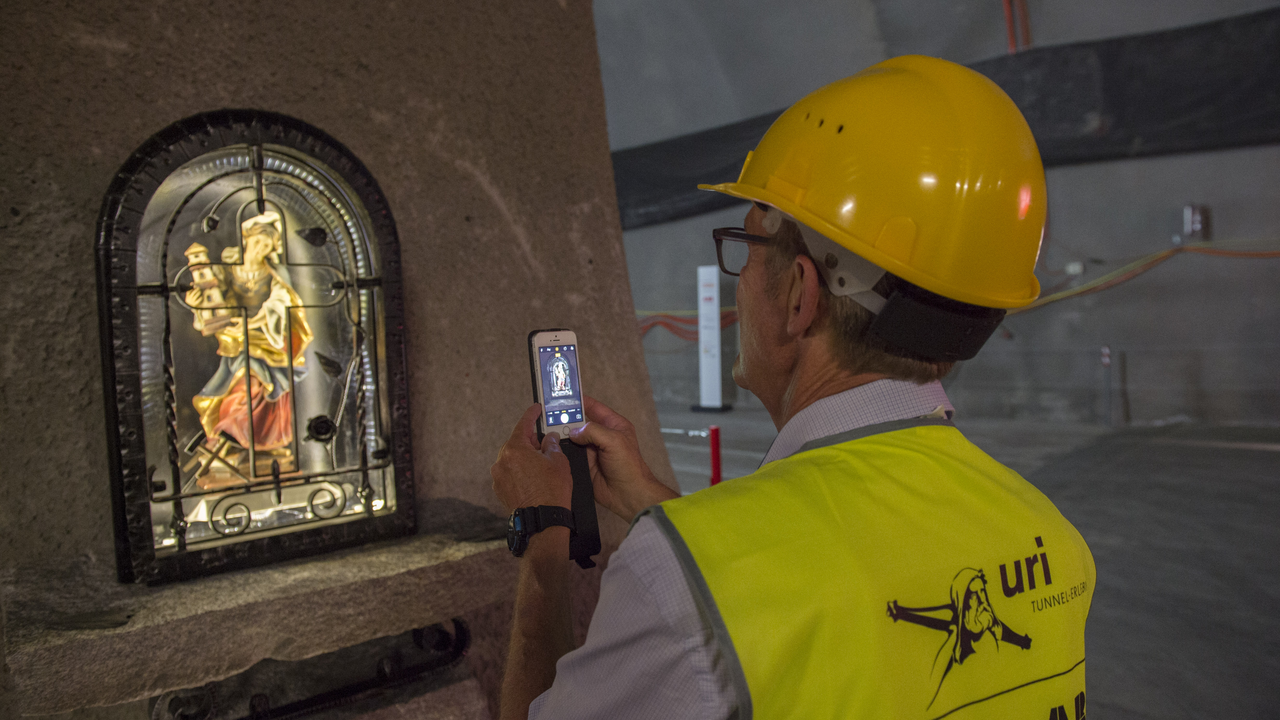 Gotthard Tunnel-Erlebnis 57 Kilometer Tunnel – und Sie sind mittendrin. Wir führen Sie durch den Gotthard-Basistunnel. Der Blick durch das Tunnelfenster wird Ihnen garantiert als unvergleichliches Erlebnis in Erinnerung bleiben!
