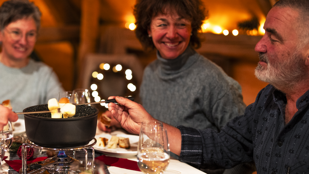 Dieser Teamevent beginnt mit einem kulturellen Höhepunkt. Ein ausgewiesener Gotthelf-Kenner gewährt Dir faszinierende Einblicke in das Leben und Werk von Jeremias Gotthelf. Du erfährst, wie aus dem Pfarrer Bitzius aus Lützelflüh der renommierte Schriftsteller Jeremias Gotthelf wurde. Die lebendigen Erzählungen und Anekdoten dieses Experten machen diesen Teil des Programms zu einem besonderen Erlebnis für Dich und Dein Team.