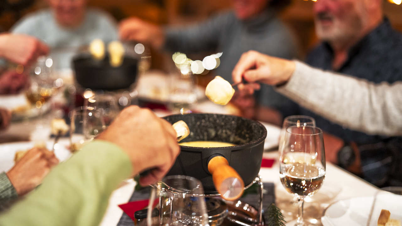 Dieser Teamevent beginnt mit einem kulturellen Höhepunkt. Ein ausgewiesener Gotthelf-Kenner gewährt Dir faszinierende Einblicke in das Leben und Werk von Jeremias Gotthelf. Du erfährst, wie aus dem Pfarrer Bitzius aus Lützelflüh der renommierte Schriftsteller Jeremias Gotthelf wurde. Die lebendigen Erzählungen und Anekdoten dieses Experten machen diesen Teil des Programms zu einem besonderen Erlebnis für Dich und Dein Team.