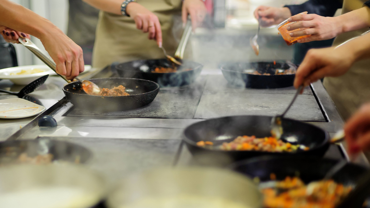 Bevor es mit dem Kochen in der Profiküche des Hotels so richtig losgeht, werden Sie und Ihr Team von der Küchenbrigade in Empfang genommen und mit Kochschürzen, Geschirrtüchern und Kochhüten ausgestattet. Je nach Grösse Ihrer Gruppe werden 4 bis 5 kleinere Teams gebildet. Nun geht es daran, ein mehrgängiges Gourmetmenü zuzubereiten. Die Teams werden dabei von den professionellen Köchen betreut und unterstützt. Teambuilding mit Spass und Genuss. Das Menü kann gerne Ihren Wünschen angepasst werden, auch vegetarische Köstlichkeiten sind machbar.