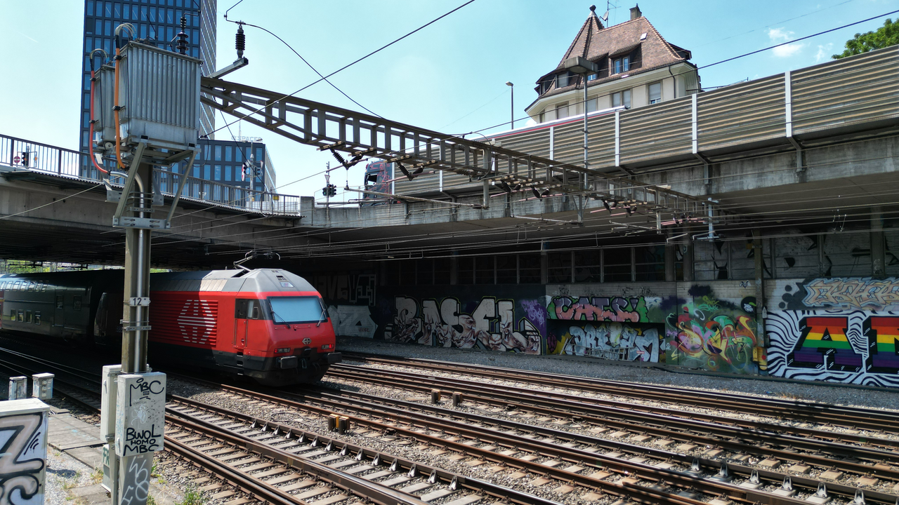 Herzlich willkommen zur Graffiti- und Streetart-Tour in Basel. Auf dieser Tour werden wir Sie zu einigen der faszinierendsten Orte in der Stadt führen, um die beeindruckende Welt der Graffiti- und Streetart-Szene zu entdecken. Während dieser Tour haben Sie die Gelegenheit, einige der renommiertesten Künstler dieser Szene kennenzulernen und zu erfahren, wie sie ihre Kunstwerke erschaffen.