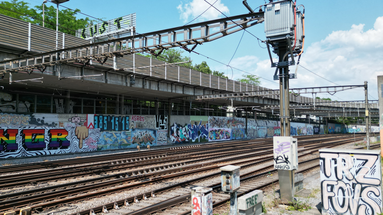 Graffiti-Streetart Tour Basel Stadt Herzlich willkommen zur Graffiti- und Streetart-Tour in Basel. Auf dieser Tour werden wir Sie zu einigen der faszinierendsten Orte in der Stadt führen, um die beeindruckende Welt der Graffiti- und Streetart-Szene zu entdecken. Während dieser Tour haben Sie die Gelegenheit, einige der renommiertesten Künstler dieser Szene kennenzulernen und zu erfahren, wie sie ihre Kunstwerke erschaffen.