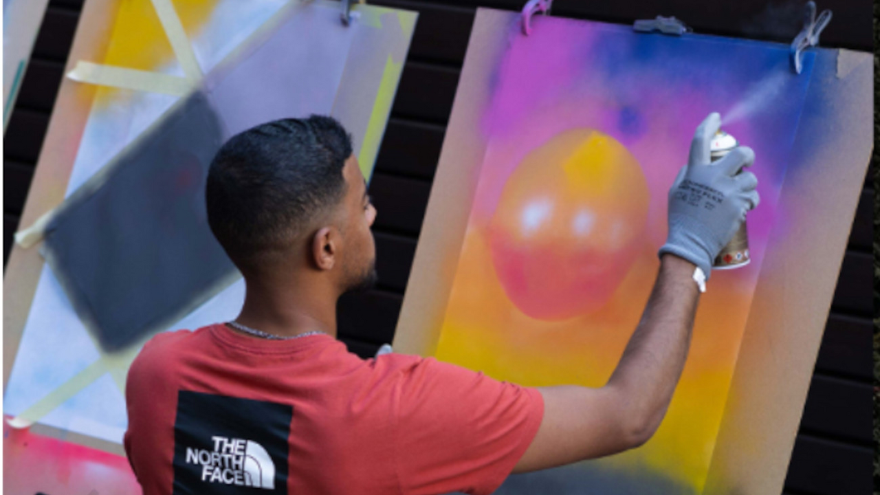 Graffiti Workshop Deutschland Möchtest du in die lebendige Street-Art-Szene eintauchen und mit Spraydosen dein eigenes Kunstwerk kreieren? Entdecke dein Talent als Graffiti-Künstler:in – und das alles auf völlig legale Weise! Es spielt keine Rolle, ob du Anfänger:in oder Profi bist, jede Person ist in unseren Graffiti-Workshops willkommen, die die geheimnisvolle Welt mit ihren eigenen Gesetzen, Regeln und Sprachen kennenlernen möchte. Unsere erfahrenen Guides zeigen dir zuerst die Grundlagen und etablierten Techniken, damit du selbst mit dem Sprühen beginnen kannst. In diesem Kurs lernst du, wie Graffiti entsteht. Mit Wörtern, Formen und 3D- Effekten bringst du nach und nach dein ganz eigenes Kunstwerk auf die Leinwand! Unsere Kurse sind bewusst einsteigerfreundlich gestaltet, sodass alle auf ihre Kosten kommen!