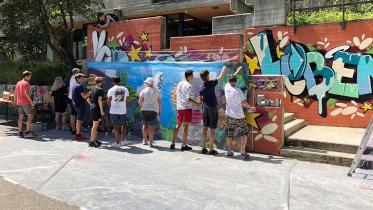 Graffiti und Streetart Workshop: Der Erfahrung des Graffiti Künstlers wird Sie für ein paar Stunden, oder länger, in die fantastische Kunst des Graffiti sprayen, oder Streetart Mural Malen einführen. Dies kann als kurzer Workshop, Konzept orientierter Firmenanlass, oder als gemeinsame Verschönerung einer Wand stattfinden.