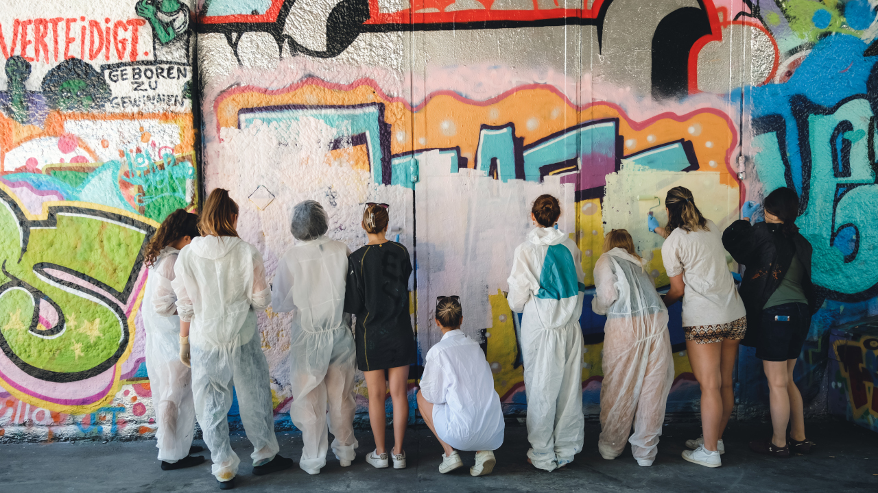 Der ultimative Streetart Workshop: Kreativer Streetart Workshop von einem professionellen, bildenden Künstler und einem Urban Art Grafiker geleitet, die ihrem Team- oder Unternehmensevent, ihrem Familienausflug, ihrer Geburtstagsfeier, ihrem JunggesellInnenabschied eine neue Inspiration und den nötigen kreativen Schub bietet! Dieser praxisnahe Graffiti- und Mural-Workshop bildet, fordert und inspiriert Sie und Ihr Team. Wir laden alle ein zu experimentieren, nachzudenken und zusammenzuhalten.