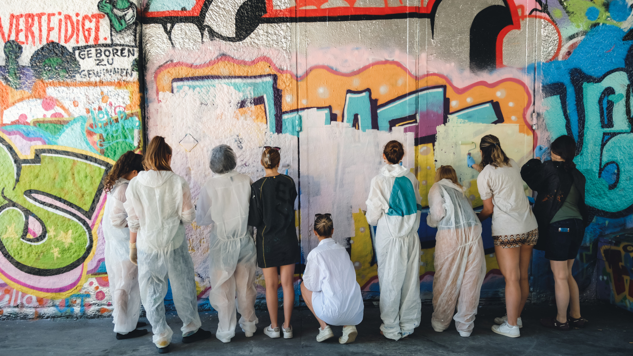 Der ultimative Streetart Workshop Kreativer Streetart Workshop von einem professionellen, bildenden Künstler und einem Urban Art Grafiker geleitet, die ihrem Team- oder Unternehmensevent, ihrem Familienausflug, ihrer Geburtstagsfeier, ihrem JunggesellInnenabschied eine neue Inspiration und den nötigen kreativen Schub bietet! Dieser praxisnahe Graffiti- und Mural-Workshop bildet, fordert und inspiriert Sie und Ihr Team. Wir laden alle ein zu experimentieren, nachzudenken und zusammenzuhalten.