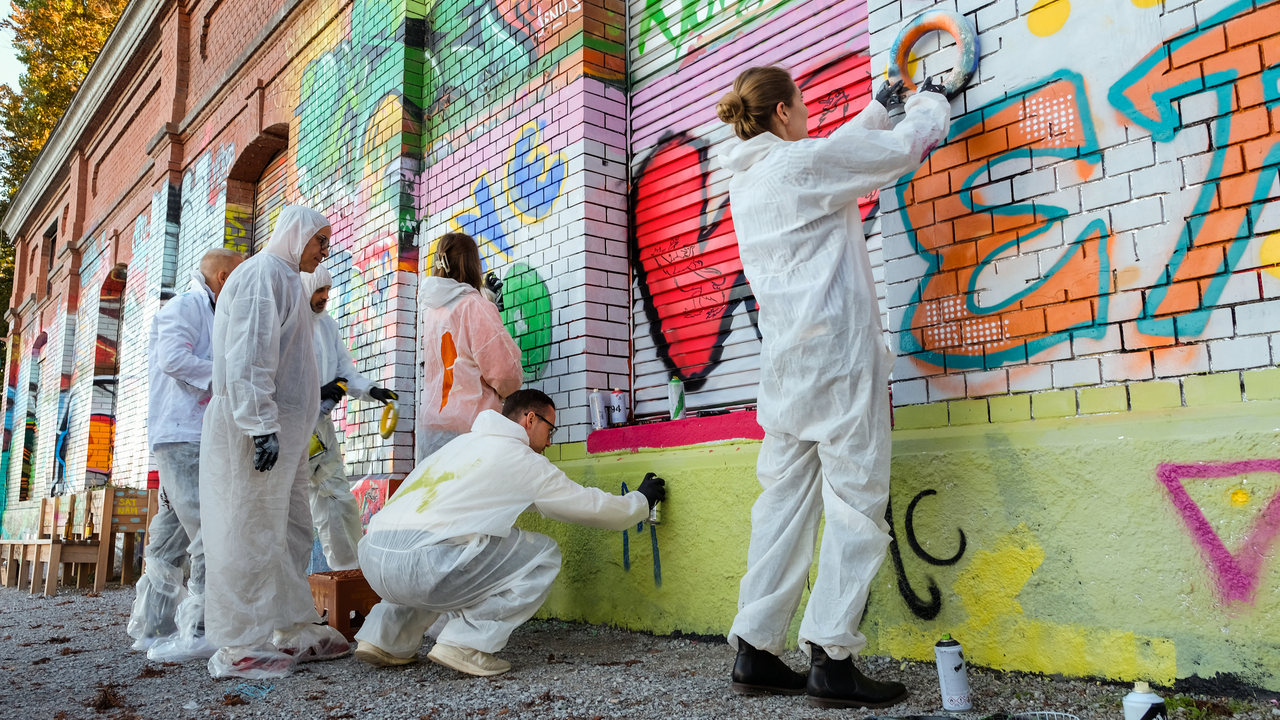Kreativer Streetart Workshop von einem professionellen, bildenden Künstler und einem Urban Art Grafiker geleitet, die ihrem Team- oder Unternehmensevent, ihrem Familienausflug, ihrer Geburtstagsfeier, ihrem JunggesellInnenabschied eine neue Inspiration und den nötigen kreativen Schub bietet! Dieser praxisnahe Graffiti- und Mural-Workshop bildet, fordert und inspiriert Sie und Ihr Team. Wir laden alle ein zu experimentieren, nachzudenken und zusammenzuhalten.