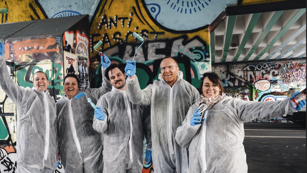 Kreativer Streetart Workshop von einem professionellen, bildenden Künstler und einem Urban Art Grafiker geleitet, die ihrem Team- oder Unternehmensevent, ihrem Familienausflug, ihrer Geburtstagsfeier, ihrem JunggesellInnenabschied eine neue Inspiration und den nötigen kreativen Schub bietet! Dieser praxisnahe Graffiti- und Mural-Workshop bildet, fordert und inspiriert Sie und Ihr Team. Wir laden alle ein zu experimentieren, nachzudenken und zusammenzuhalten.