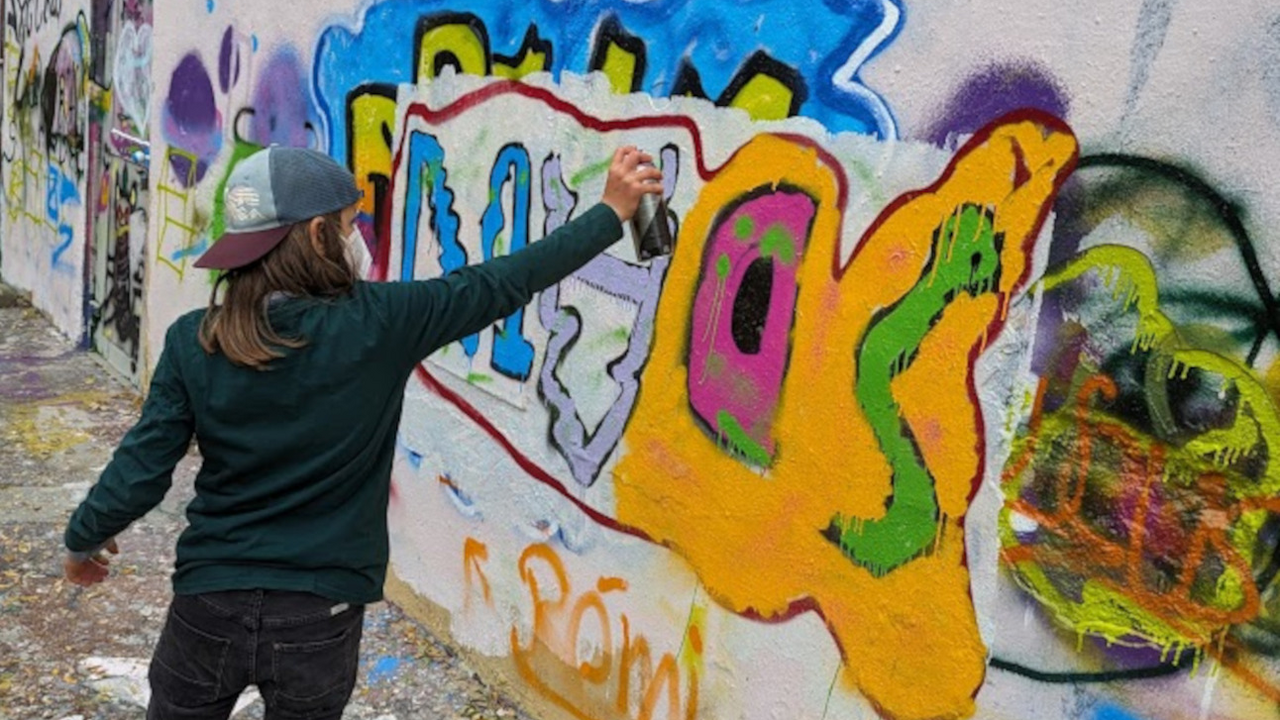Bei diesem Workshop werden den Teilnehmenden alle nötigen Techniken gezeigt, um an einem Tag das erste eigene Graffiti-Bild an die Wand zu malen. Graffiti-Workshops zu leiten ist meine grosse Leidenschaft. Und das darf sie gerne bleiben. Falls Ihr an einem Ort arbeitet, bei dem Ihr Euch vorstellen könnt, dass ein Graffiti-Workshop gut ankommen könnte, Ihr selbst Interesse an Street Art habt oder fürs nächste Dorffest eine spannende Tätigkeit anbieten möchtet, lasst es mich wissen.