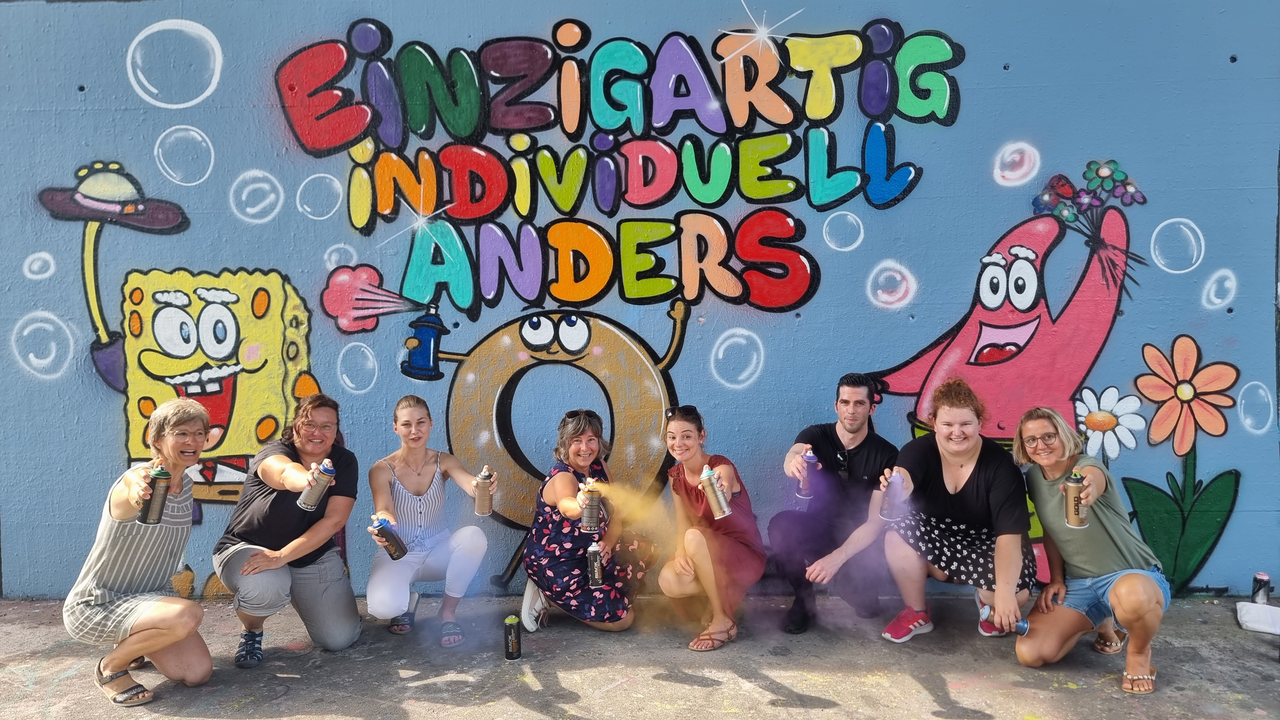 Erleben Sie, wie Ihre Mitarbeitenden aufblühen und kreativ werden, abseits von Zahlen, Leistungsdruck und Bilanzen. Nutzen Sie die Kraft der Kreativität und verschaffen Sie Ihrem Team ein einzigartiges, kurzweiliges und interessantes Erlebnis.