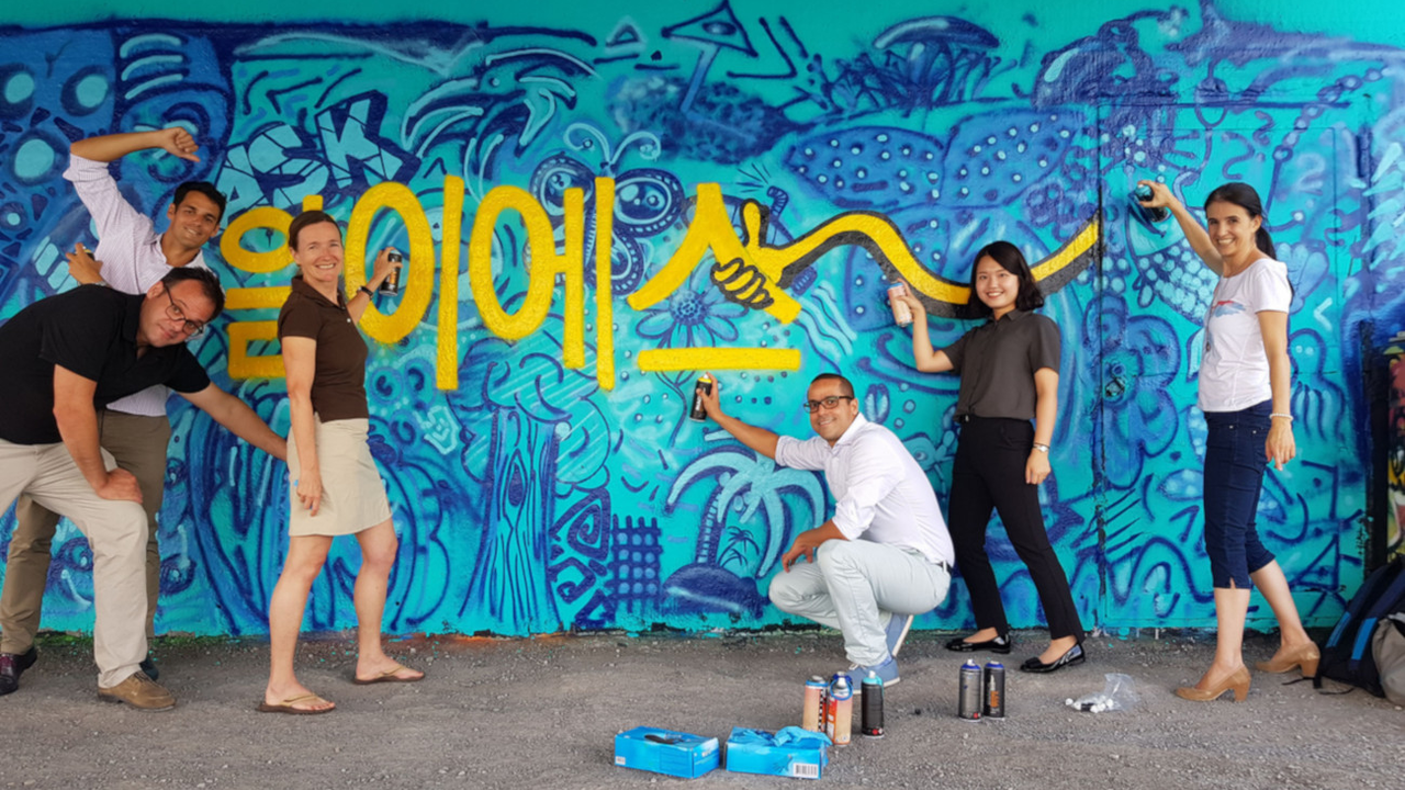 Graffiti- Workshop - Streetart: Erleben Sie, wie Ihre Mitarbeitenden aufblühen und kreativ werden, abseits von Zahlen, Leistungsdruck und Bilanzen. Nutzen Sie die Kraft der Kreativität und verschaffen Sie Ihrem Team ein einzigartiges, kurzweiliges und interessantes Erlebnis.