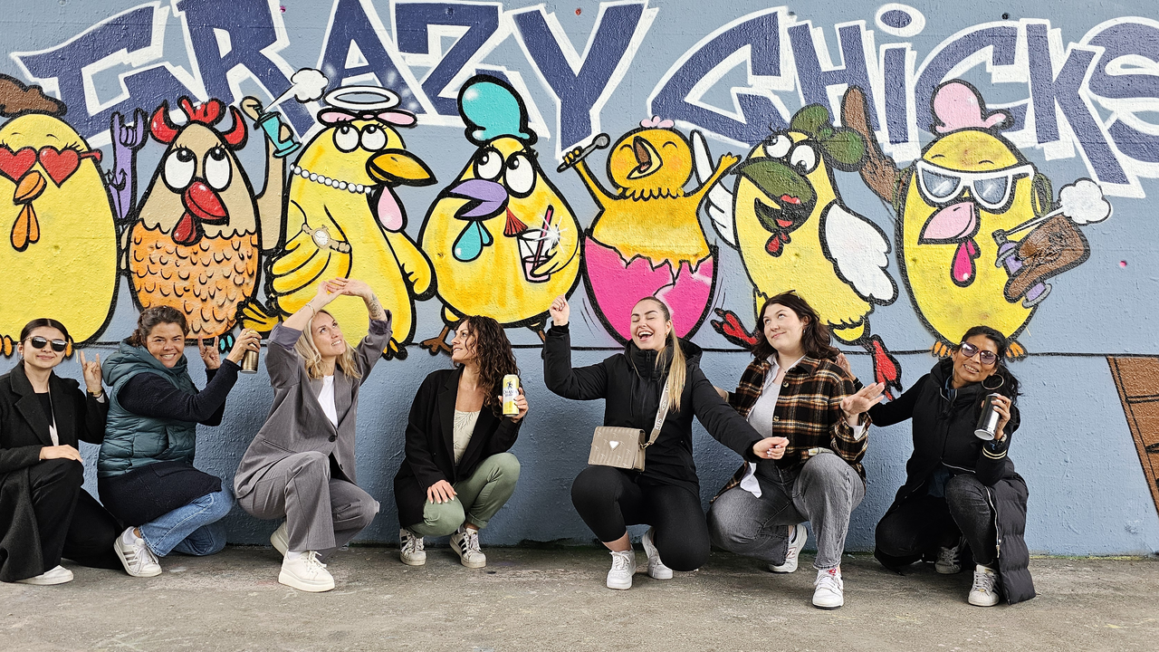 Graffiti Streetart Teamevent Erleben Sie, wie Ihre Mitarbeitenden aufblühen und kreativ werden, abseits von Zahlen, Leistungsdruck und Bilanzen. Nutzen Sie die Kraft der Kreativität und verschaffen Sie Ihrem Team ein einzigartiges, kurzweiliges und interessantes Erlebnis.