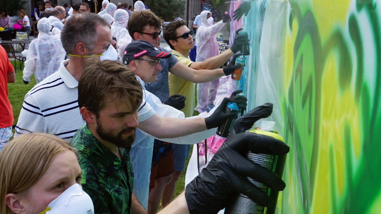 Graffiti Street Art Workshop Premium Der Workshop wird von zwei international renommierten Graffiti Künstlern durchgeführt. Ihre Kunstwerke sind auf der ganzen Welt zu finden. In ihrem persönlichen Atelier in Zürich erhalten Sie einen Einblick ihres künstlerischen Alltages. Die Teilnehmer haben die Möglichkeit eigene Kunstwerke auf mobilen Leinwänden zu erstellen. Es ist auch möglich den Workshop auf öffentlichen legalen Flächen/Wänden (Hall of Fame)zu organisieren, in der nähe des Studios oder in der ganzen Schweiz.