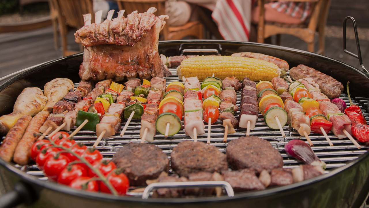 Grillierworkshop Basel Der Grillprofi macht das Grillieren zum Erlebnis. Dieser BBQ Workshop ist weit mehr, als Lebensmittel auf Glut zu erwärmen: hier geht es um Kultur und einen guten Umgang mit besten Lebensmittel - Dieser Grillkurs ist wärmstens zu empfehlen für Kulinariker. Dieser lehrreiche Teamevent macht Spass und geht durch den Magen.