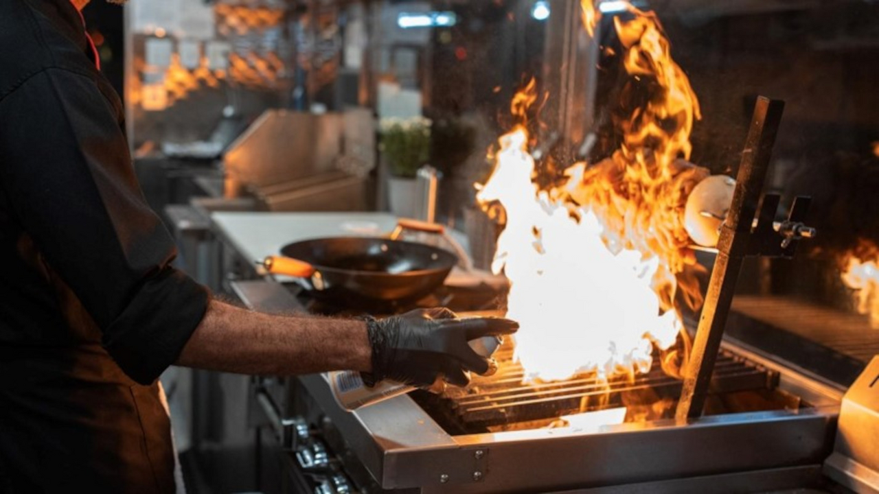 Grillplausch mit köstlichem BBQ Wir fahren an Ihren Wunschort und kochen frisch auf dem Feuer im Freien. Einfach, frisch und gut. Eine tolle Fleisch- und Vegi-Auswahl für den Grill erwartet Sie. Passend für ein Fest nach einem anstrengenden Tag.