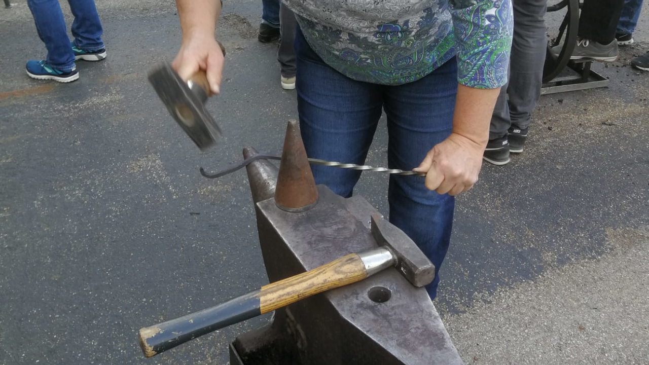 Grillspiess schmieden Teamevent Schmieden Sie gemeinsam mit Ihrer Gruppe Grillspiesse! Sie können diese am anschliessenden Grillplausch bereits zum ersten Mal zum Einsatz bringen. Unter Anleitung eines Schmiede Profi werden Sie aus einem blossen Stück Metall Ihr aussergewöhnliches Andenken schmieden können.