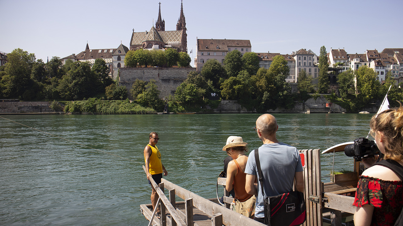 Outdoor Schnitzeljagd in Basel Werdet zu Helden und erlebt, wie die reale und virtuelle Welt gemeinsam verschmelzen und dadurch eine fantasievolle Reise quer durch Basel ins Leben gerufen wird. Du und dein Team werden als Agenten angeheuert. Nur der Einsatz aller Ressourcen im Team, Strategie, Wissen, Schnelligkeit und gesunder Bewegung führen Sie ans Ziel!