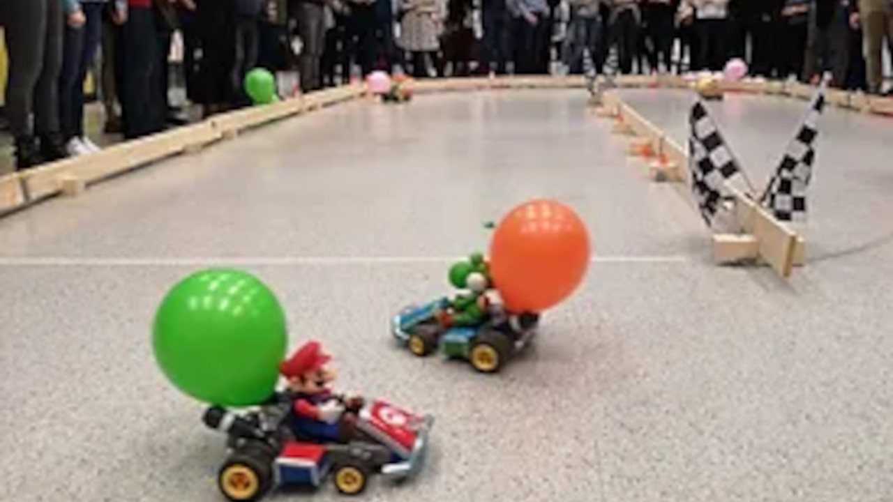 Kennt ihr nicht die Freude an ferngesteuerten Fahrzeugen? Mit Super-Mario und seinen Freunden könnt ihr spassige Rennen fahren und zusätzliche Schwierigkeitsgrade einführen. Beim Boxenstopp und beim Zählen der Runden müssen alle Teammitglieder fest zusammenhalten und nahtlos zusammenarbeiten.
