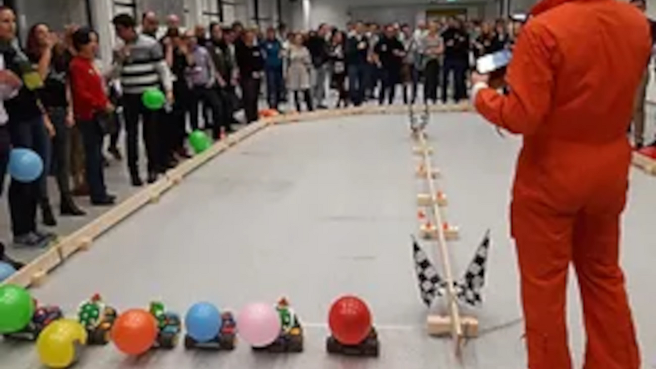 Ferngesteuertes Autorennen Kennt ihr nicht die Freude an ferngesteuerten Fahrzeugen? Mit Super-Mario und seinen Freunden könnt ihr spassige Rennen fahren und zusätzliche Schwierigkeitsgrade einführen. Beim Boxenstopp und beim Zählen der Runden müssen alle Teammitglieder fest zusammenhalten und nahtlos zusammenarbeiten.