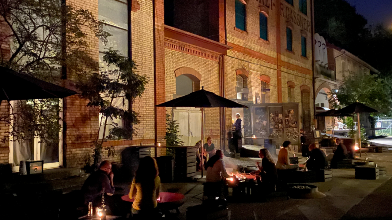 Kochen am Feuer mitten in Bern Eine alte Brauerei direkt an der Aare in Bern mit einem Industrie Charm. Direkt unter dem Lorraineviadukt, direkt an der Aare mitten in der Hauptstadt und trotzdem in einer anderen Welt. Hier bieten wir Ihnen ein ungewöhnliches Fest mit kulinarischen Leckerbissen von der Feuerküche. Dazu stehen uns unterschiedliche Feuer und Räucherstelle zur Verfügung. Je nach Wunsch kochen Sie aktiv mit oder lassen sich von uns bekochen. Gang für Gang, Sommer und Winter, drinnen oder draussen.