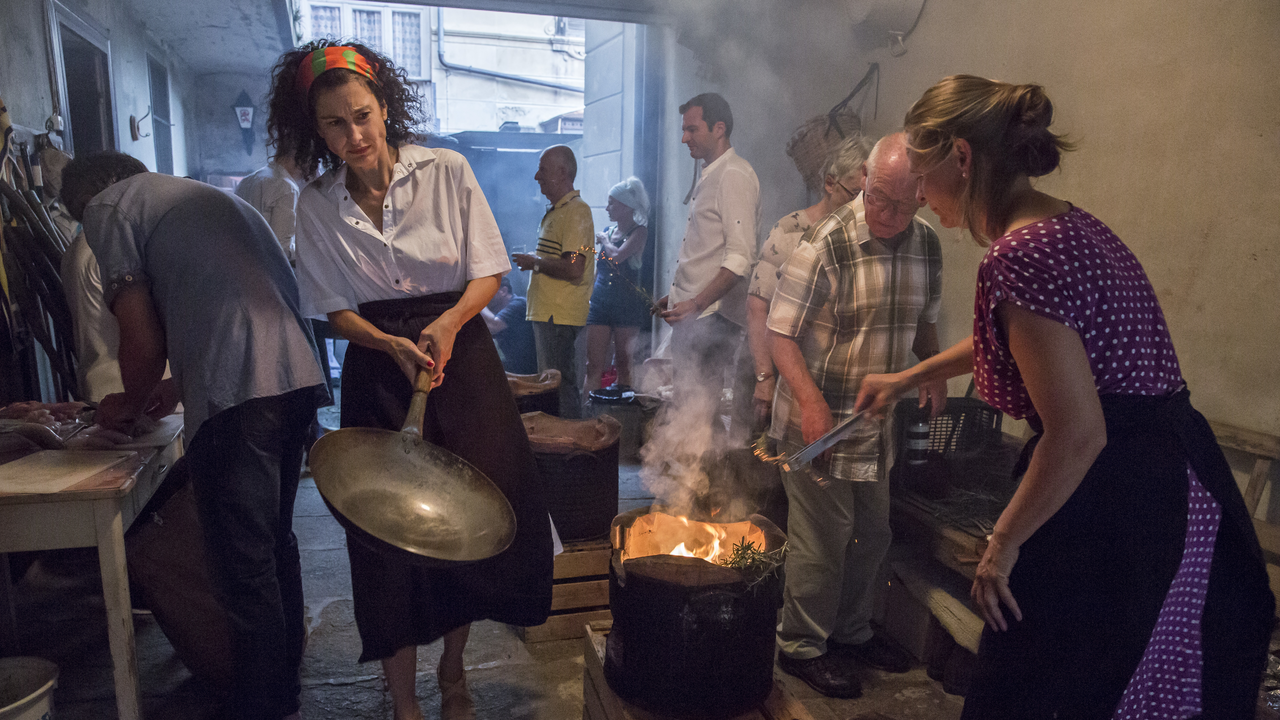 Gemeinsam Feuerkochen Hier beginnt das feurige Abenteuer. Wir räuchern, dämpfen, schmoren, braten und kochen auf dem Feuerpot und grillen direkt auf der Kohle. Unter professioneller Anleitung erfahren Sie Tricks und Kniffe rund ums Feuerkochen. In verschiedenen Teams bereiten Sie zusammen mit unserem Experten feine Menüs auf dem Feuer zu. In geselliger Runde geniessen Sie die Leckerbissen mit Ihrem ganzen Team.