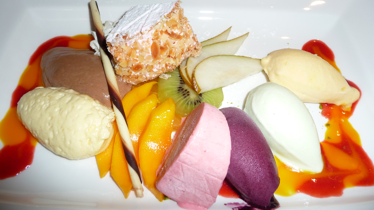 Voyage Culinaire Basel Dinearound Tour mit Vorspeise, Hauptgericht und Dessertteller