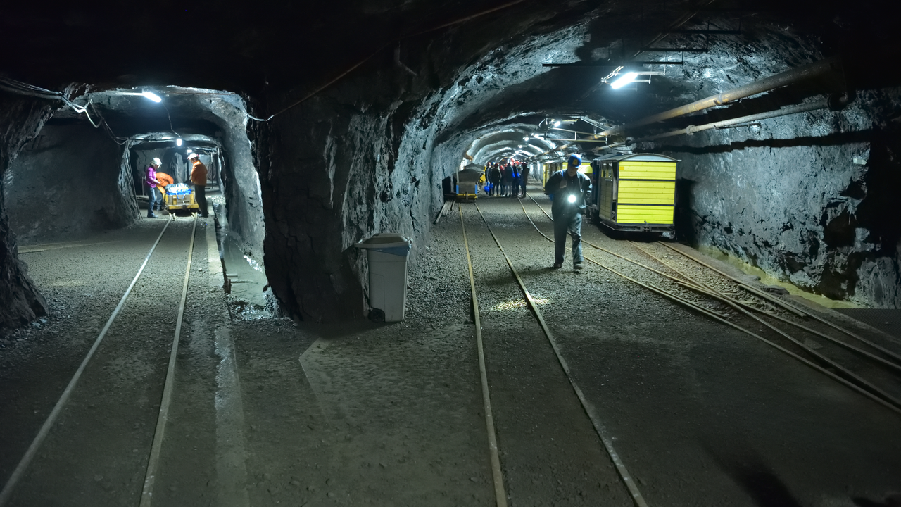 Bis ins Jahre 1966 wurde im markanten Berg oberhalb von Sargans beim Erzabbau eine Stollenlabyrinth von etwa 90 Kilometern geschaffen. Auf dem Rundgang durch Stollen, über Galerien, Fahrungen und Bremsberge, vorbei an tiefen Silos, Gesenken und versteckten Winkeln faszinieren die stets wechselnden Farben des imposanten Erzlagers. Nach dieser Reise durch Technik und Geschichte des Begbaus können Sie dann in einer ehemaligen Abbauhalle ein feines Raclette à discrétion geniessen - wirklich ein Erlebnis für alle Sinne.