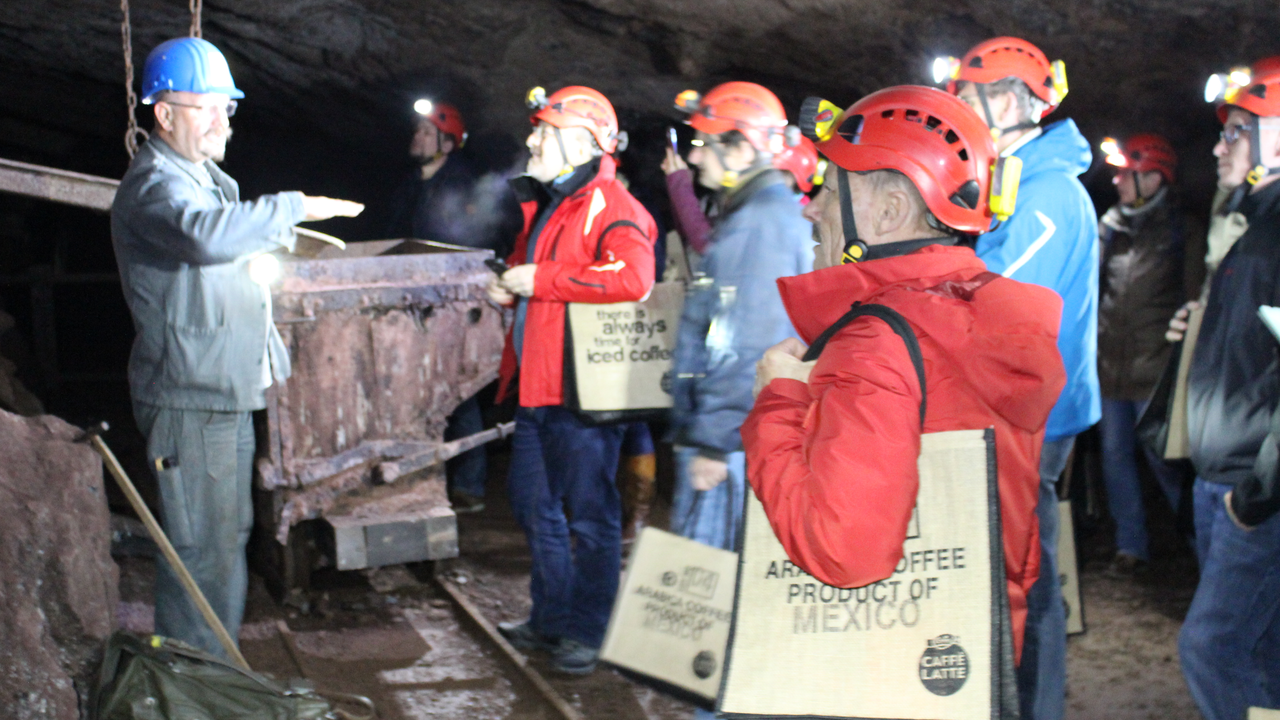 Bis ins Jahre 1966 wurde im markanten Berg oberhalb von Sargans beim Erzabbau eine Stollenlabyrinth von etwa 90 Kilometern geschaffen. Auf dem Rundgang durch Stollen, über Galerien, Fahrungen und Bremsberge, vorbei an tiefen Silos, Gesenken und versteckten Winkeln faszinieren die stets wechselnden Farben des imposanten Erzlagers. Nach dieser Reise durch Technik und Geschichte des Begbaus können Sie dann in einer ehemaligen Abbauhalle ein feines Raclette à discrétion geniessen - wirklich ein Erlebnis für alle Sinne.