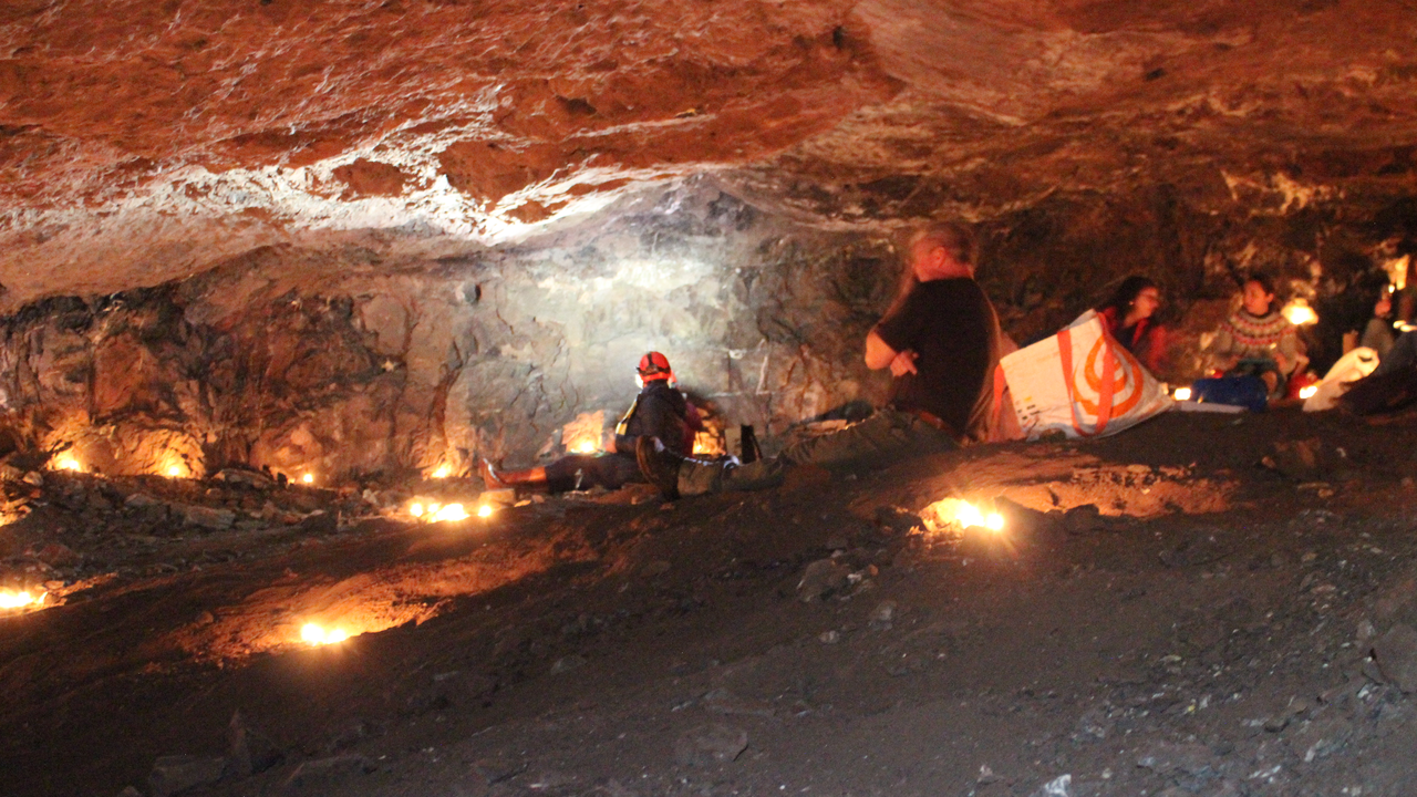 Bis ins Jahre 1966 wurde im markanten Berg oberhalb von Sargans beim Erzabbau eine Stollenlabyrinth von etwa 90 Kilometern geschaffen. Auf dem Rundgang durch Stollen, über Galerien, Fahrungen und Bremsberge, vorbei an tiefen Silos, Gesenken und versteckten Winkeln faszinieren die stets wechselnden Farben des imposanten Erzlagers. Nach dieser Reise durch Technik und Geschichte des Begbaus können Sie dann in einer ehemaligen Abbauhalle ein feines Raclette à discrétion geniessen - wirklich ein Erlebnis für alle Sinne.