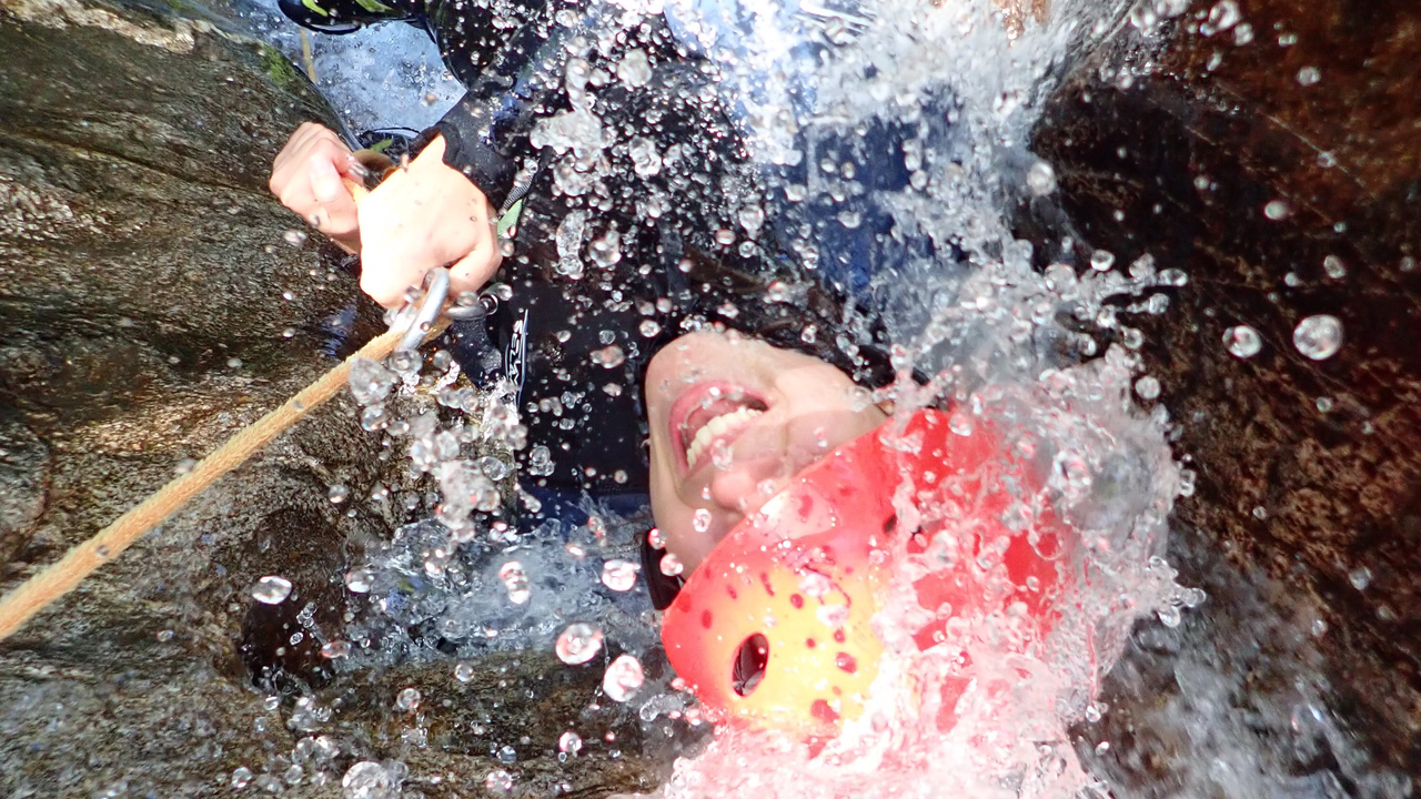 Canyoning Tessin Canyoning-Genusstour durch eine typische Schlucht des sonnigen Tessins – Rutschen, Abseilen, Springen und Schwimmen, hier erwartet Sie von allem etwas. Diese Tour ist ideal für gemischte Gruppen. Im zweiten Teil der Schlucht nimmt der Schwierigkeitsgrad zu – die Sprünge (alle optional!), Rutschen und Abseilstellen werden höher und spannender. Wer sich hier nicht mehr wohlfühlt, kann jederzeit zur Seite ‚aussteigen‘. Damit ist diese Tour sowohl für Einsteiger als auch für erfahrene Canyonbegeher interessant.